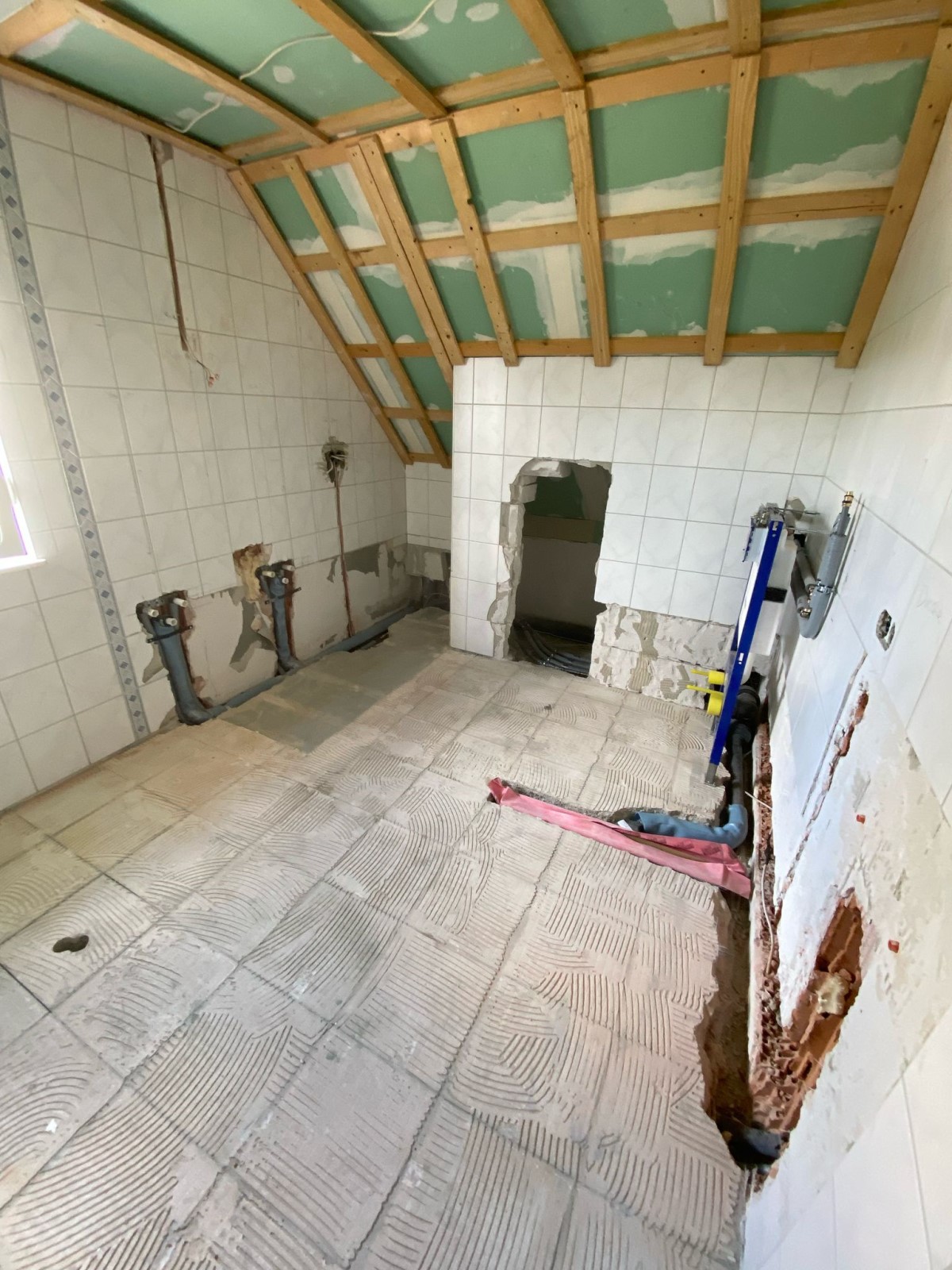 Badezimmer-Bauphase Ein entkerntes Badezimmer