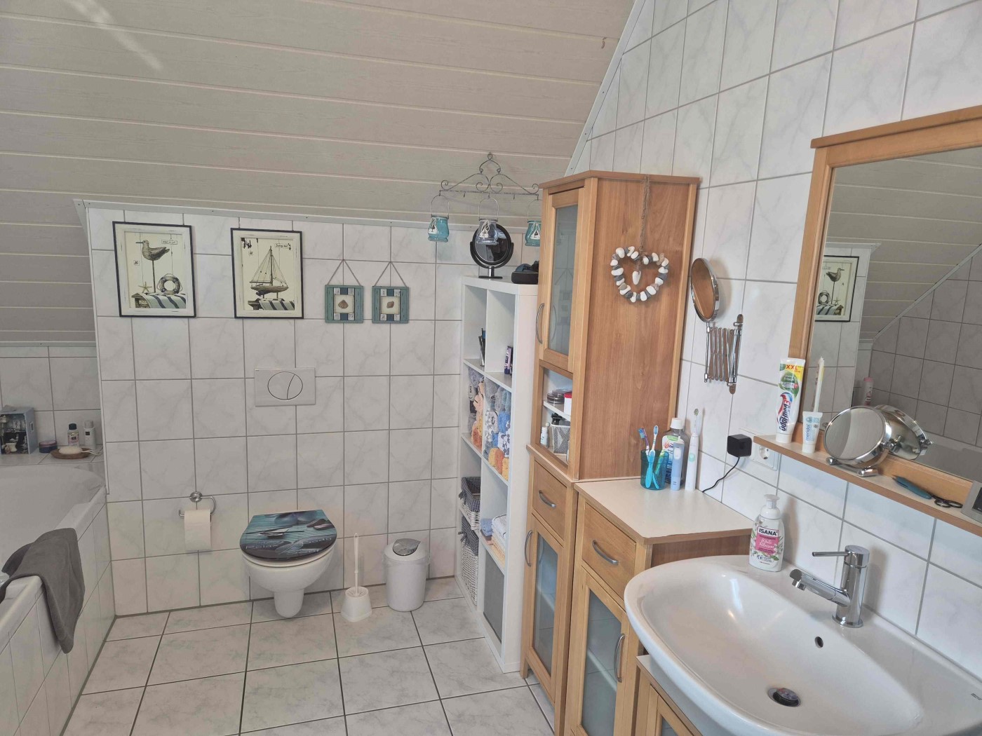 Badezimmer-vorher2 Ein gefliestes Badezimmer mit Schränken