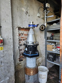 Ein Metallregal im Keller, davor ein Rohr