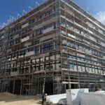 Ein großes Gebäude im Rohbau