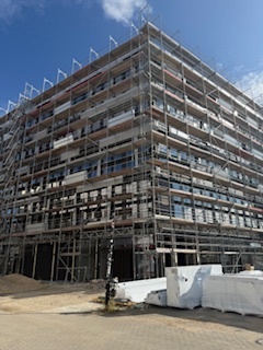 Ein großes Gebäude im Rohbau