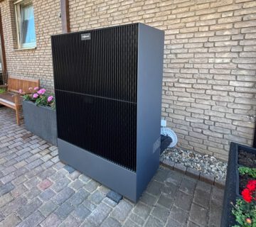 Wärmepumpe vor einem Haus