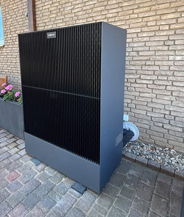 Wärmepumpe vor einem Haus