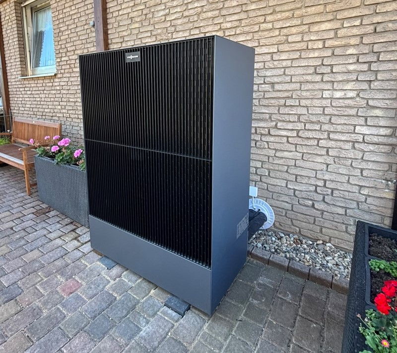 Wärmepumpe vor einem Haus